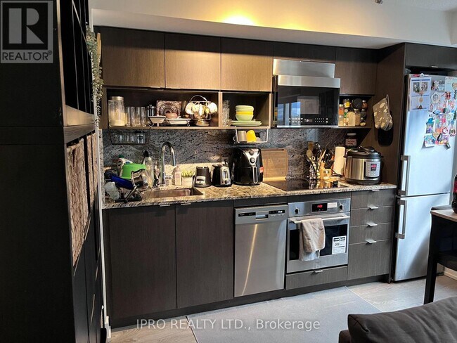 9-2129 Mabelle Ave in Toronto, ON - Building Photo - Building Photo