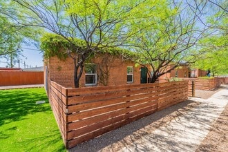 305-315 N Highland Ave in Tucson, AZ - Foto de edificio - Building Photo