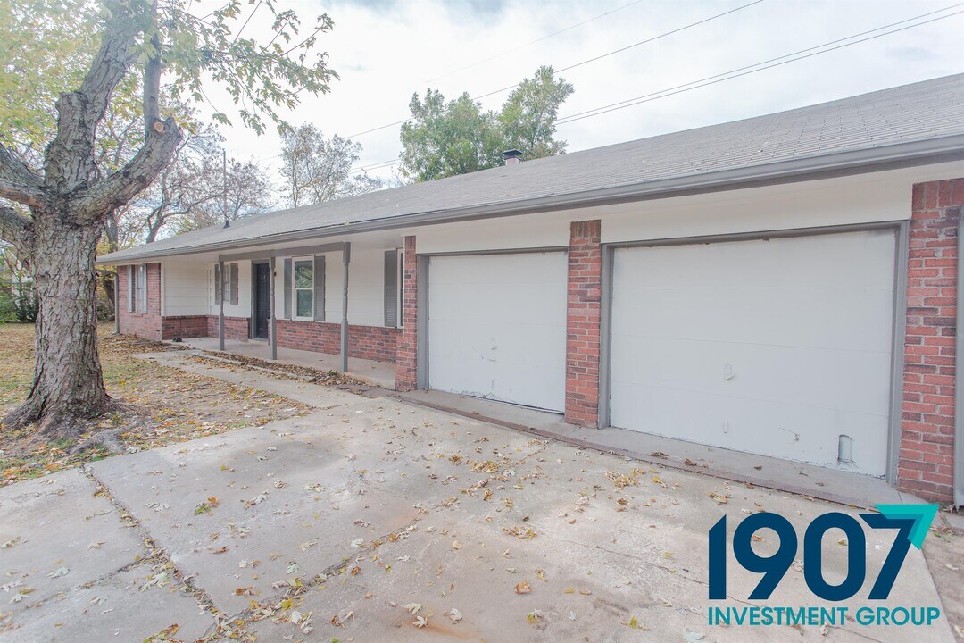1524 Oakcliff Rd in Norman, OK - Building Photo