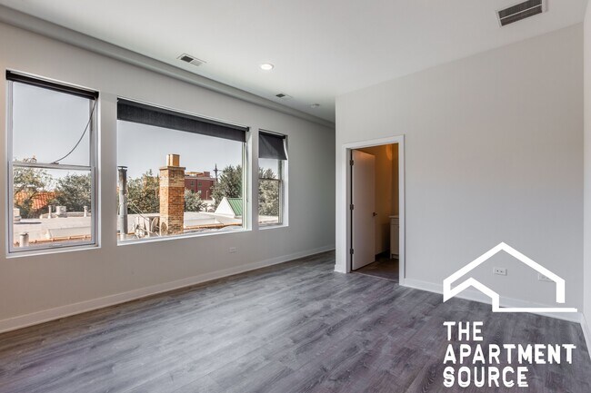 2247 W Lawrence Ave, Unit 403 in Chicago, IL - Building Photo - Building Photo