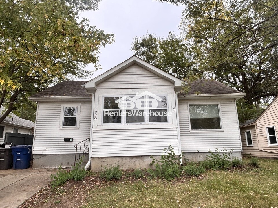 1229 Merle Hay Rd in Des Moines, IA - Building Photo