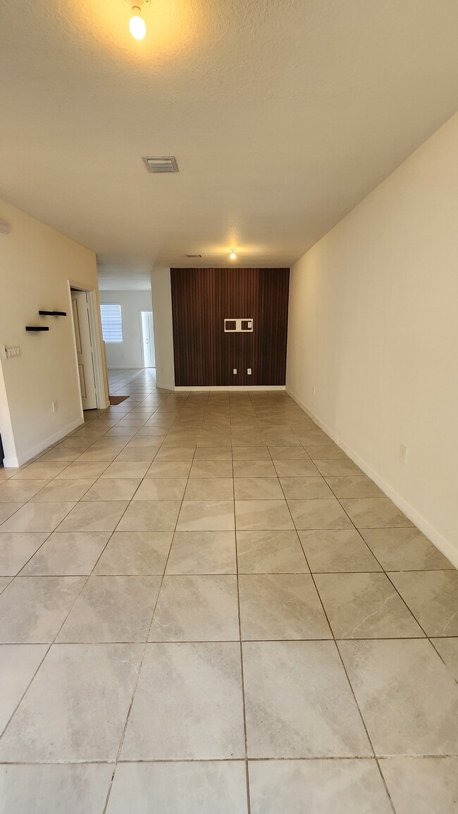 1041 SE 27th Ter in Homestead, FL - Foto de edificio - Building Photo