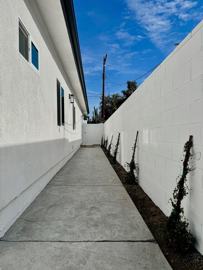7532 Beck Ave in Los Angeles, CA - Foto de edificio - Building Photo