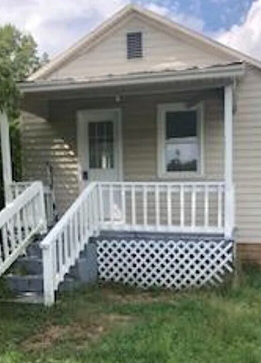 922 Old Halifax Rd in Emporia, VA - Building Photo