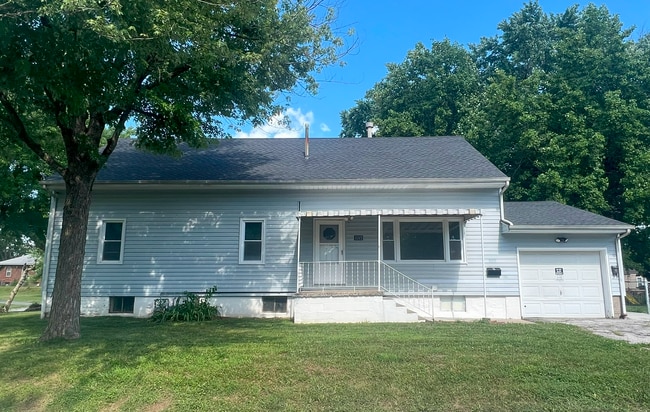 1315 Rixon St, Unit B in Alton, IL - Building Photo - Building Photo