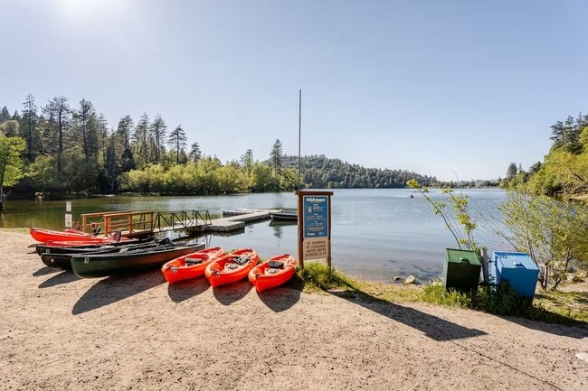 24656 Bernard Dr in Crestline, CA - Foto de edificio - Building Photo