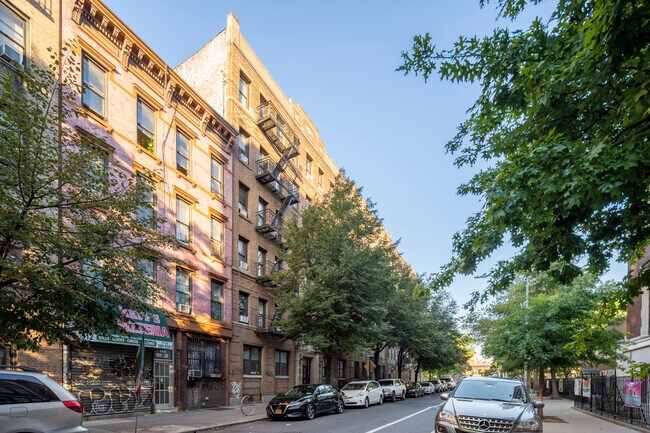 310 S 3rd St in Brooklyn, NY - Foto de edificio - Building Photo