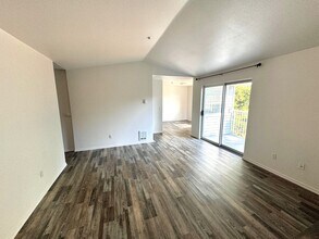 7453 Newcastle Golf Club Rd, Unit B302 in Newcastle, WA - Building Photo - Building Photo