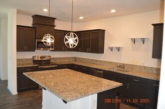 917 Somerset Way in Patterson, CA - Foto de edificio - Building Photo