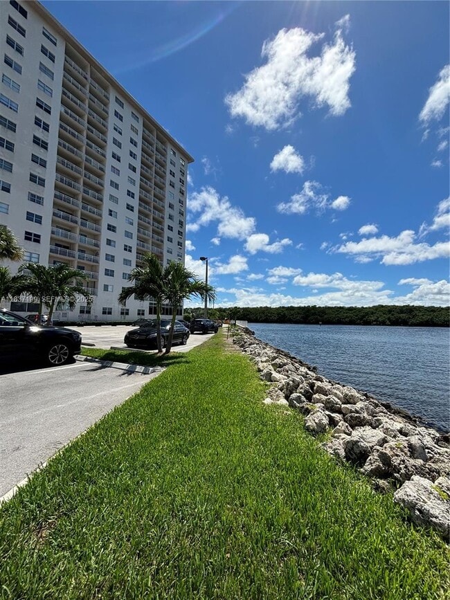 400 Kings Point Dr in Sunny Isles Beach, FL - Building Photo - Building Photo