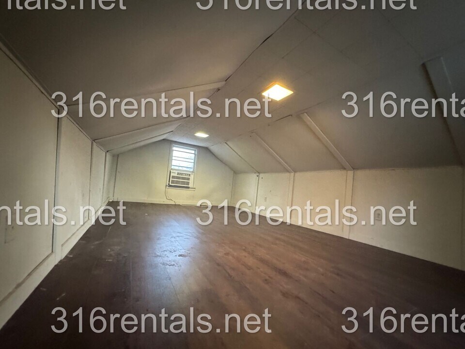 210 W 1st St in Newton, KS - Building Photo