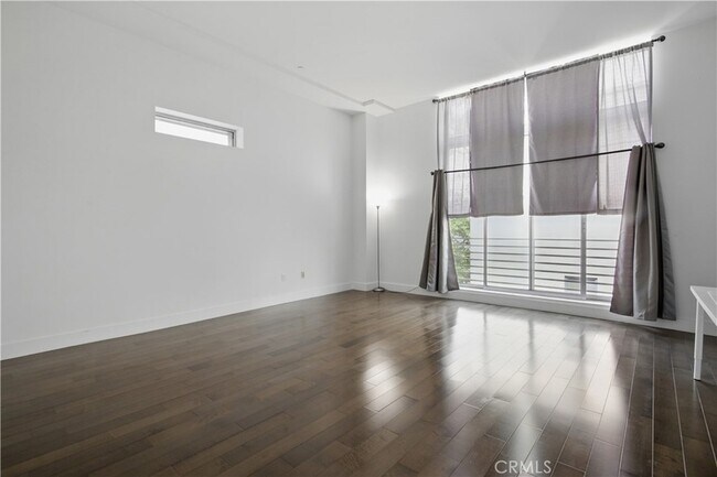 433 Pine Ave, Unit 308 in Long Beach, CA - Building Photo - Building Photo