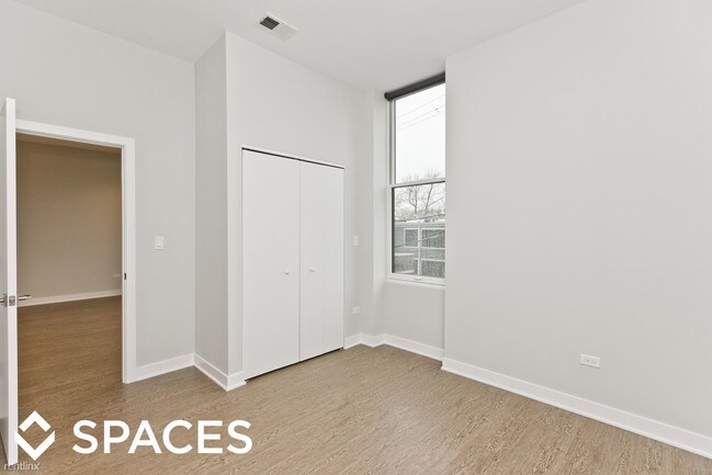 2247 W Lawrence Ave-Unit -# 206 in Chicago, IL - Building Photo - Building Photo