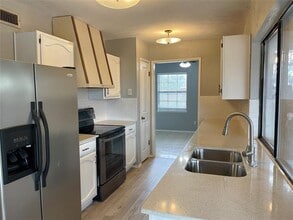 8306 Woodside Rd in Rowlett, TX - Foto de edificio - Building Photo