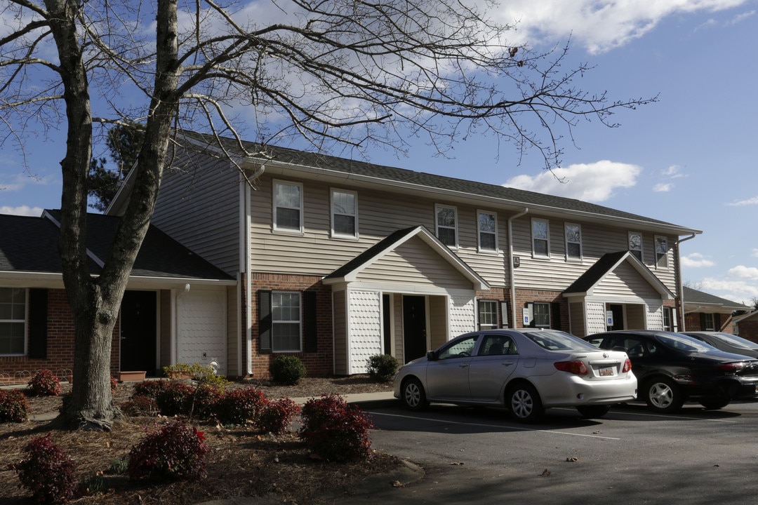 Midway Manor in Pelzer, SC - Building Photo