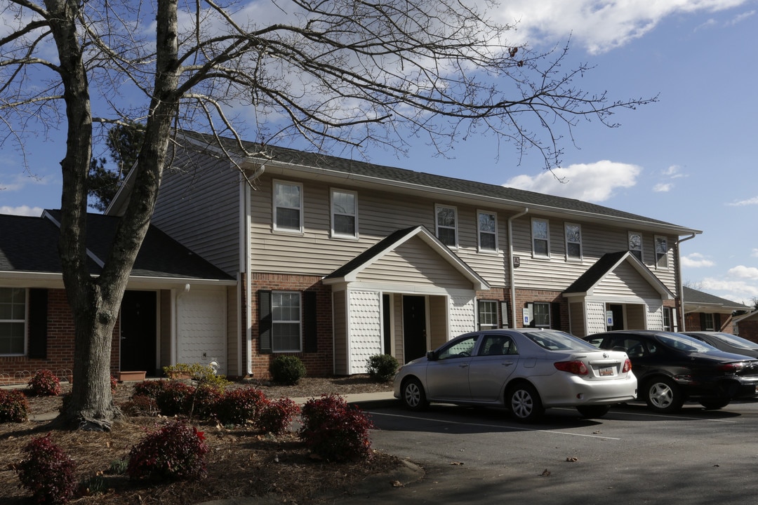 Midway Manor in Pelzer, SC - Foto de edificio