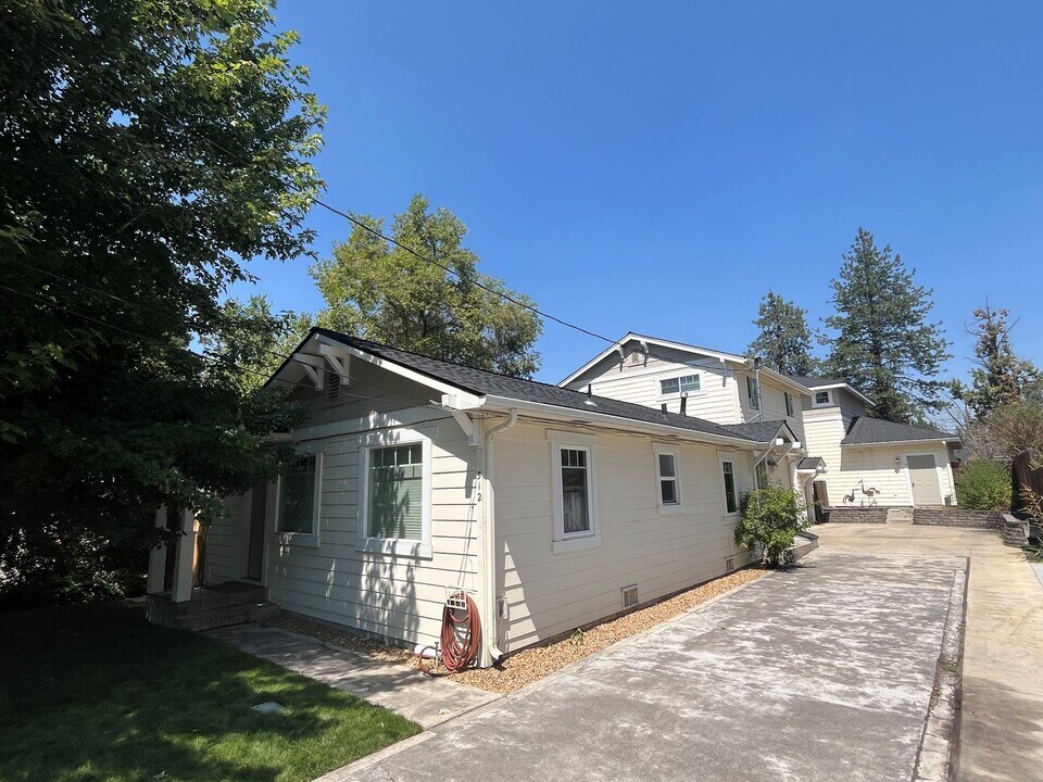 512 NE Emerson Ave in Bend, OR - Building Photo
