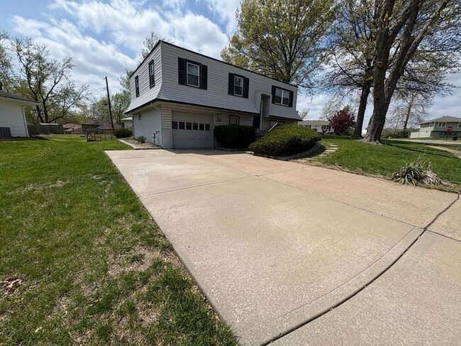 11912 Beacon Ave in Grandview, MO - Building Photo - Building Photo