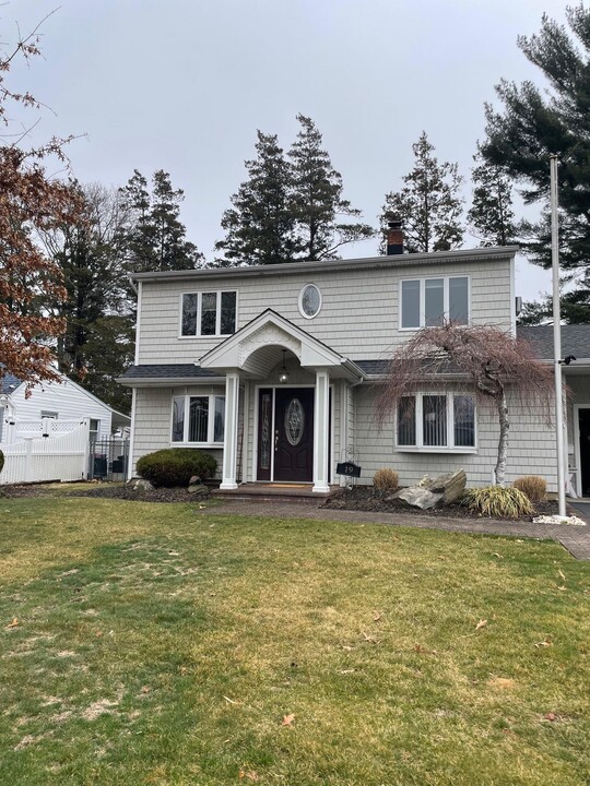 19 Daisy Ln in Levittown, NY - Building Photo