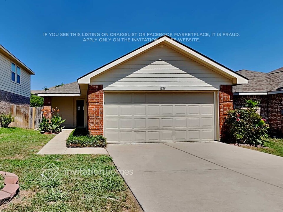 4525 Waterford Dr in Fort Worth, TX - Building Photo