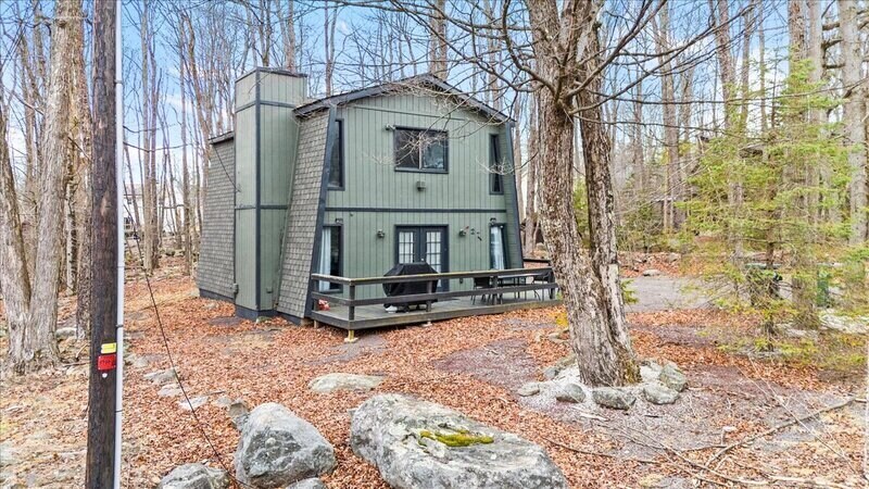 1150 Country Club Dr in Tobyhanna, PA - Building Photo