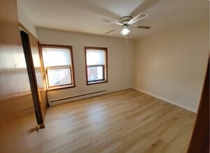 913 Main St, Unit 2R in Antioch, IL - Foto de edificio - Building Photo