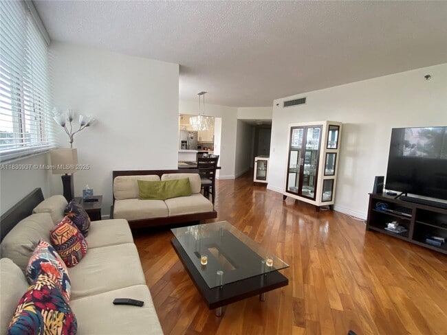 6422 Collins Ave in Miami Beach, FL - Building Photo - Building Photo