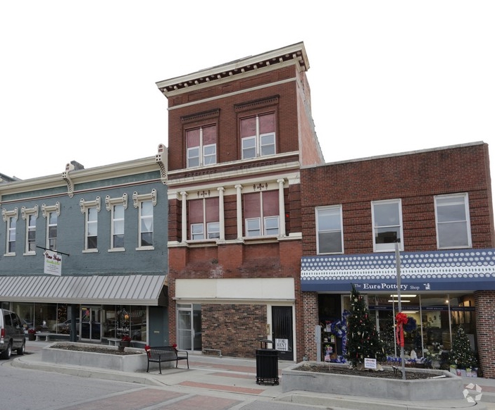 513 Delaware St in Leavenworth, KS - Building Photo