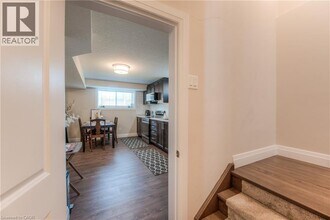 537 Valhalla Cres in Waterloo, ON - Building Photo - Building Photo