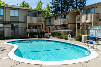 Oakview Apartments in Concord, CA - Building Photo - Building Photo