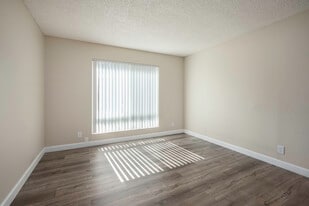 Creekside Oaks in Carmichael, CA - Building Photo