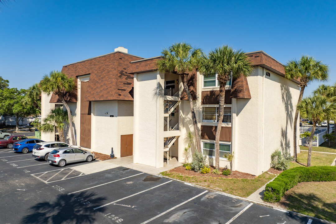 Covington Court in St. Petersburg, FL - Building Photo