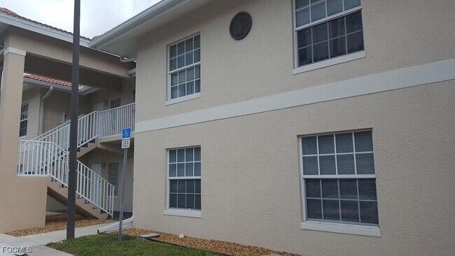 8555 Bernwood Cove Loop, Unit 109 in Ft. Myers, FL - Foto de edificio - Building Photo