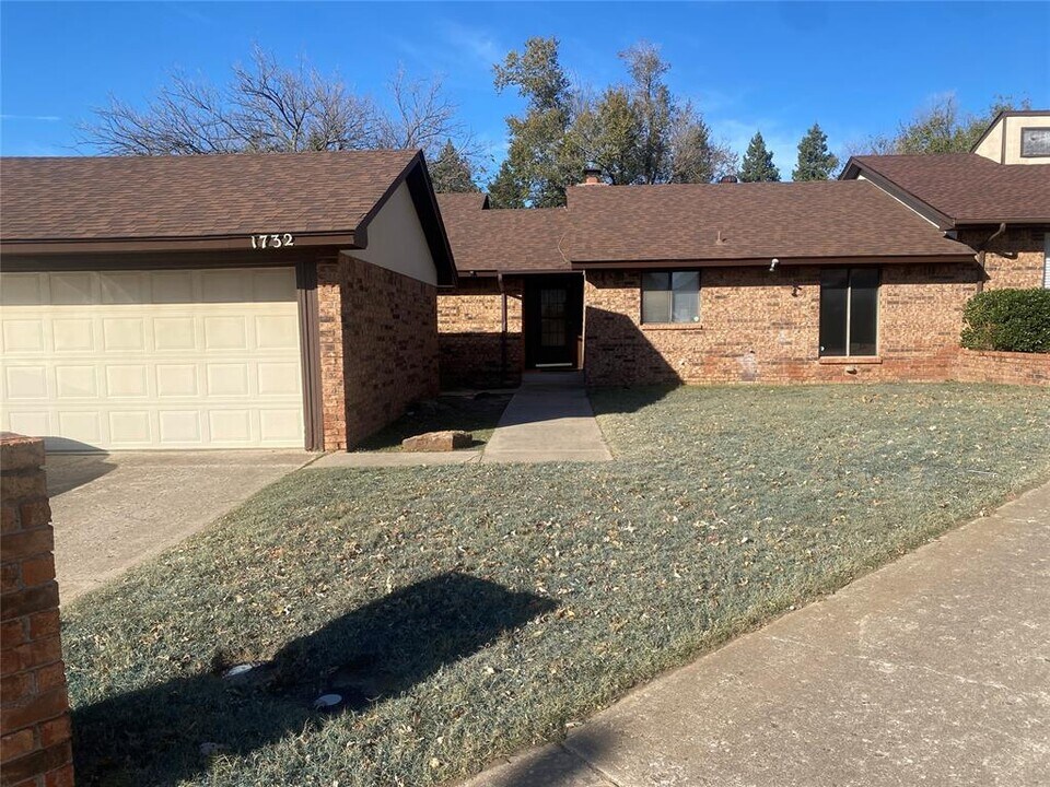 1732 Lionsgate Cir in Bethany, OK - Building Photo