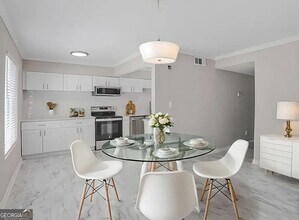 3210 Quincetree Ln in Decatur, GA - Foto de edificio - Building Photo