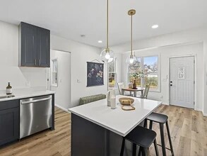 1730 5th St NE, Unit B in Minneapolis, MN - Foto de edificio - Building Photo