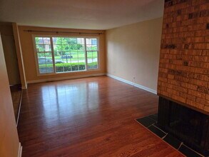 2S663 Ave Normandy E in Oak Brook, IL - Building Photo - Building Photo
