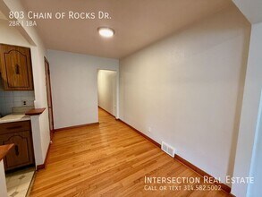 803 Chain of Rocks Dr in St. Louis, MO - Building Photo - Building Photo