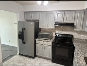 9200 Edwards Way, Unit 1 Bedroom Util Included in Adelphi, MD - Foto de edificio - Building Photo
