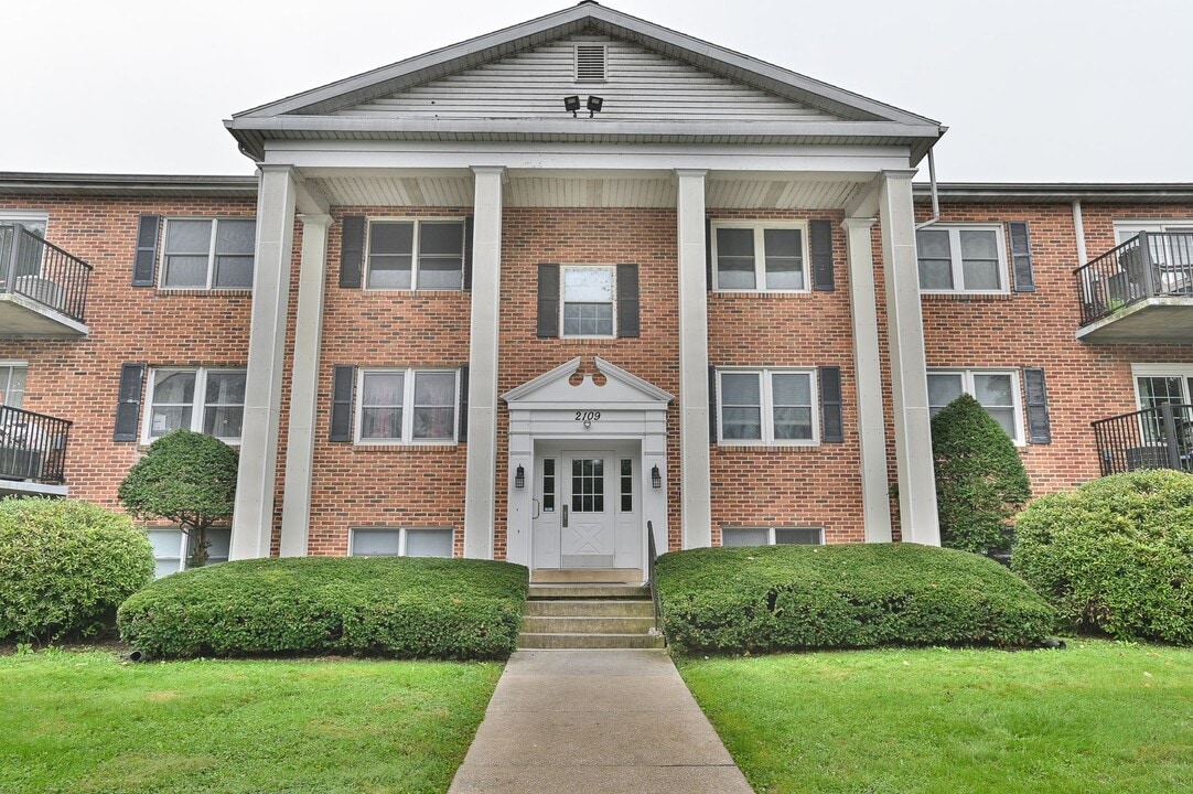 2109 Cedar Run Dr in Camp Hill, PA - Building Photo