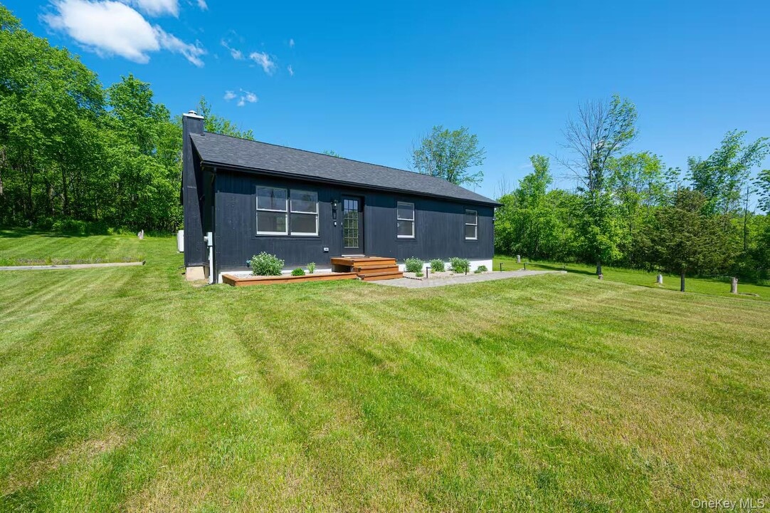 18 Burnt Meadows Rd in Gardiner, NY - Building Photo