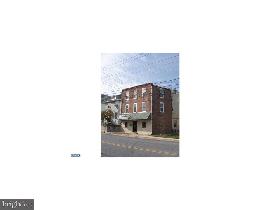 121 W Lancaster Ave in Downingtown, PA - Building Photo