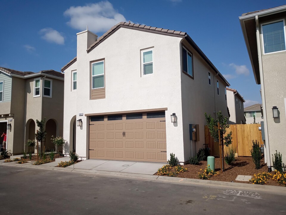 1945 W Kelly Ave in Clovis, CA - Building Photo