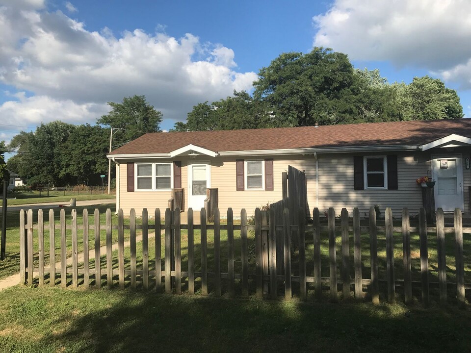 Immaculate 2 Ranch Style Bedroom Duplex in Rockford, IL - Building Photo