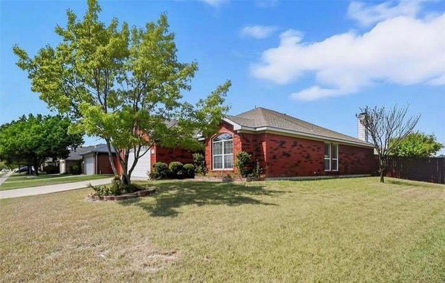 9045 Winding River Dr in Fort Worth, TX - Foto de edificio - Building Photo