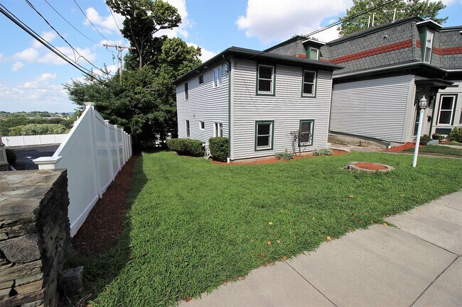 154 Bigelow St, Unit 2 in Boston, MA - Building Photo - Building Photo