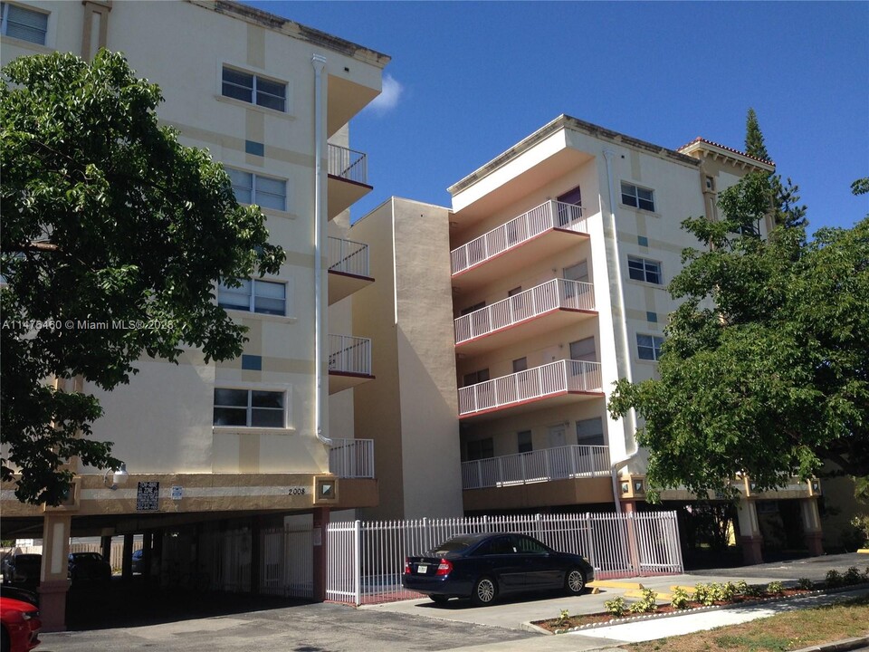 2008 Jackson St, Unit E-7 in Hollywood, FL - Foto de edificio