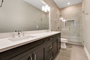 2327 N Southport Ave, Unit 1S in Chicago, IL - Building Photo