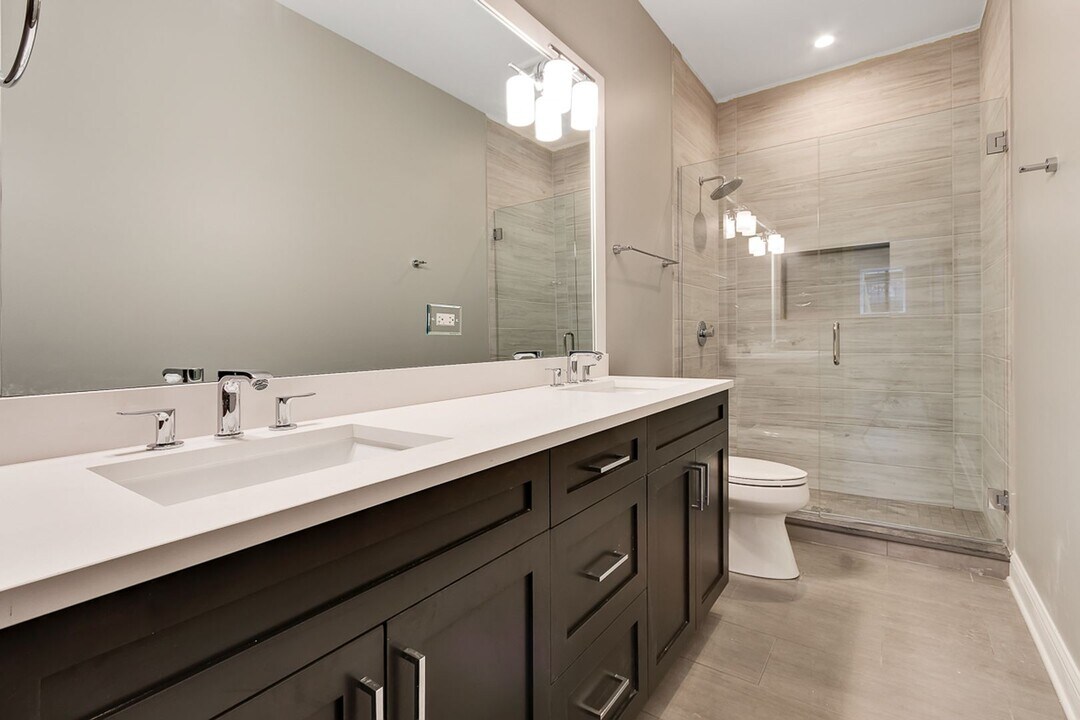 2327 N Southport Ave, Unit 1S in Chicago, IL - Building Photo