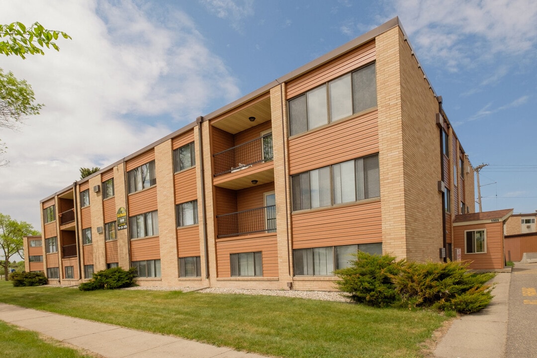Birchwood 2 in Fargo, ND - Building Photo